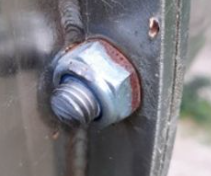 Corrosión galvánica por tornillo de material menos noble Corrosión galvánica por tornillo de material menos noble