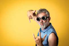 Soldador con gafas oscuras